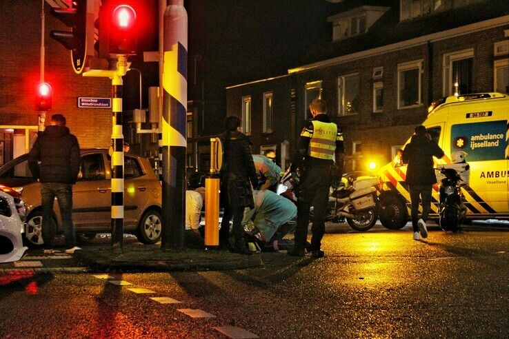 Ongeval tussen scooter en auto op kruising Thomas à Kempisstraat Bisschop Willebrandlaan - Foto: Ruben Meinten