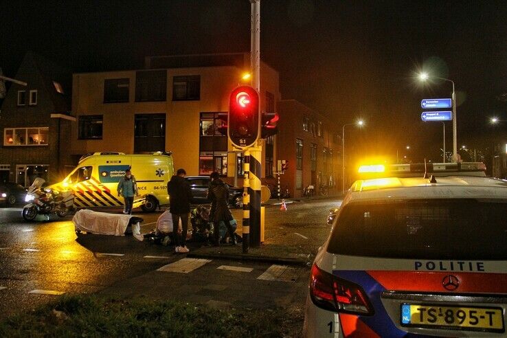 Ongeval tussen scooter en auto op kruising Thomas à Kempisstraat Bisschop Willebrandlaan - Foto: Ruben Meinten
