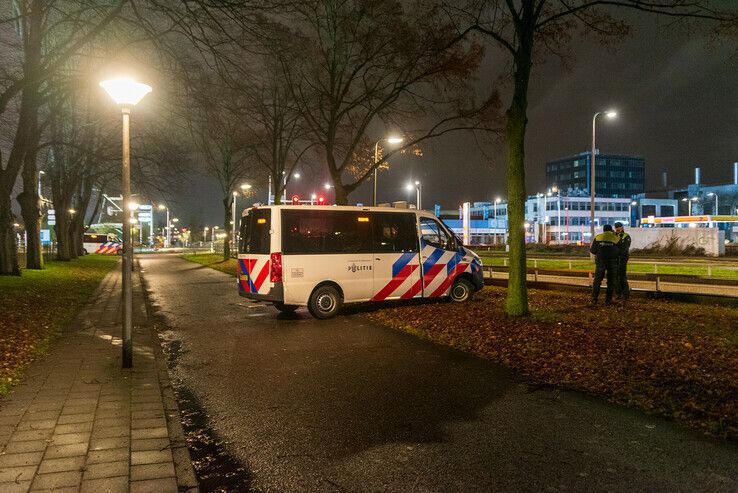 Mobiele eenheid omsingelt PEC Zwolle stadion: noodbevel van kracht - Foto: Peter Denekamp