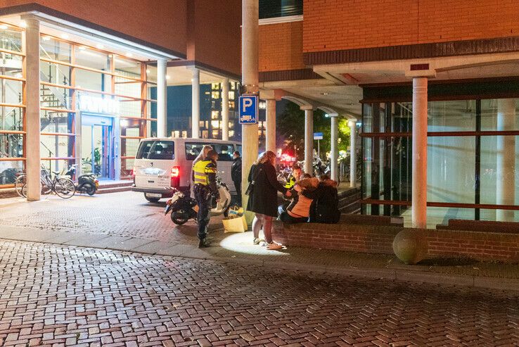 Scooterrijdster lichtgewond na botsing in binnenstad - Foto: Peter Denekamp
