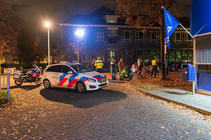 Deel-scooterrijder botst tegen fietsster in Veerallee - Foto: Peter Denekamp