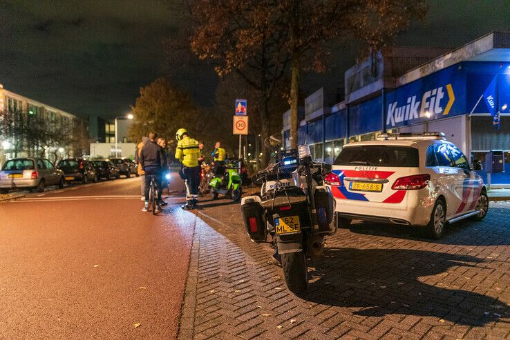 Deel-scooterrijder botst tegen fietsster in Veerallee - Foto: Peter Denekamp