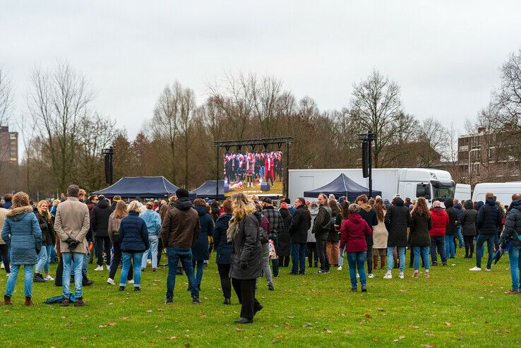 Honderden mensen komen samen in Park de Wezenlanden - Foto: Peter Denekamp