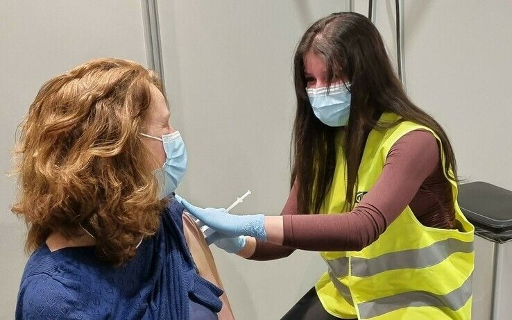 Deltion-student Khadija Hajii vaccineert in GGD-vaccinatiestraat - Foto: GGD IJsselland