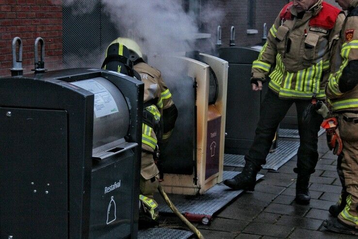Brandweer blust brand in ondergrondse kledingcontainer - Foto: Ruben Meinten