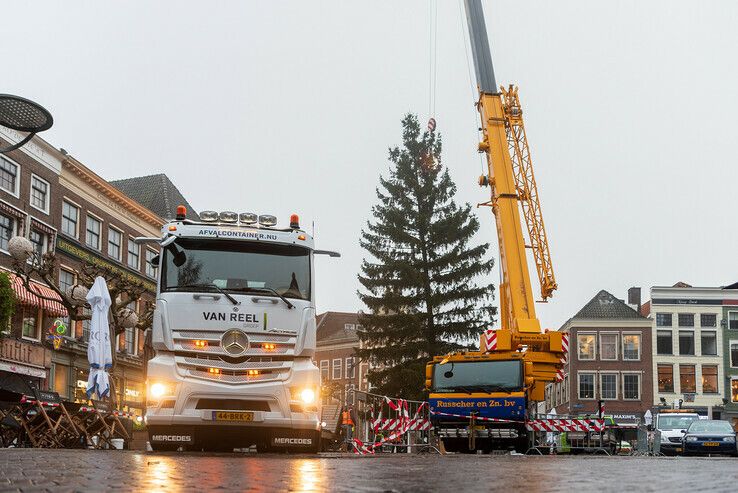 Kerstboom staat weer te pronken op Grote Markt - Foto: Peter Denekamp