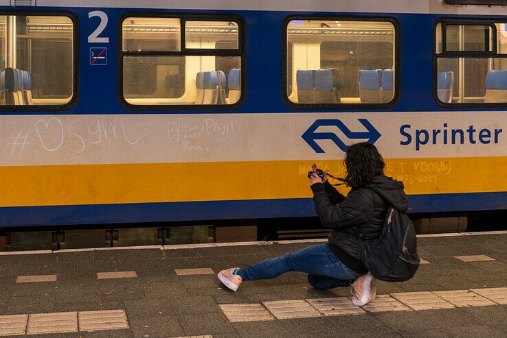 Treinfanaten laat op pad in Zwolle om afscheid te nemen van Sprinter - Foto: Peter Denekamp