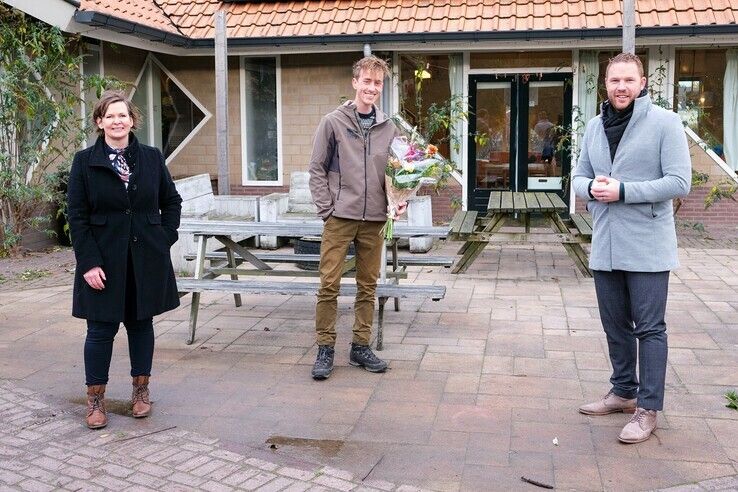 Bianca Talen en Roy de Witte reiken Overijsselse Vrijwilligersprijs uit aan Boaz Beeuwkes (midden) - Foto: Anke Olthof