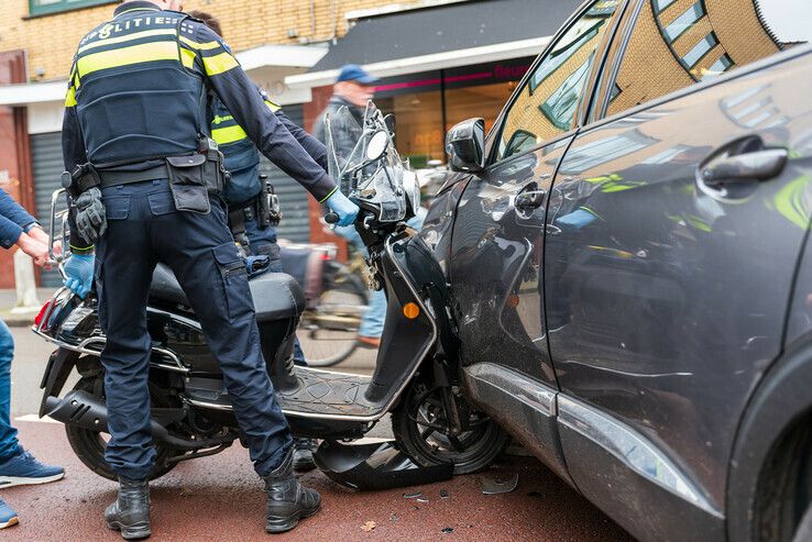 Scooterrijder gewond naar ziekenhuis na botsing in Assendorp - Foto: Peter Denekamp