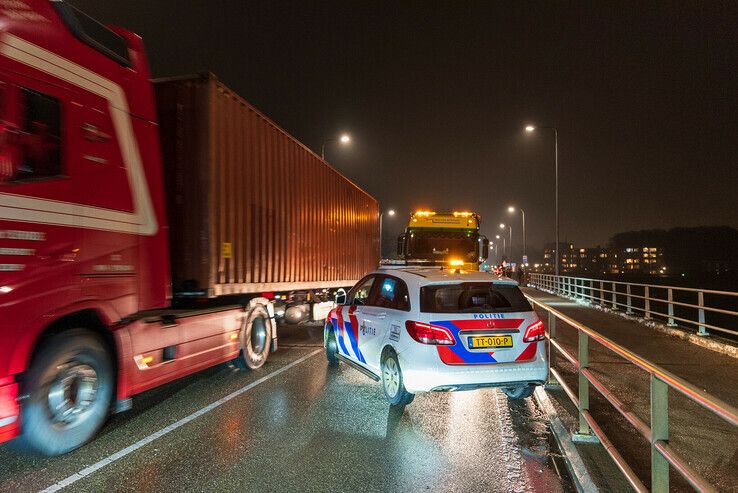 Verkeerschaos door ongeval op IJsselbrug - Foto: Peter Denekamp