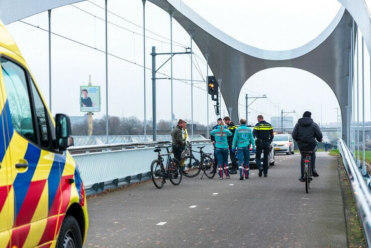 Scooterrijder rijdt door na botsing, fietser gewond naar ziekenhuis - Foto: Peter Denekamp