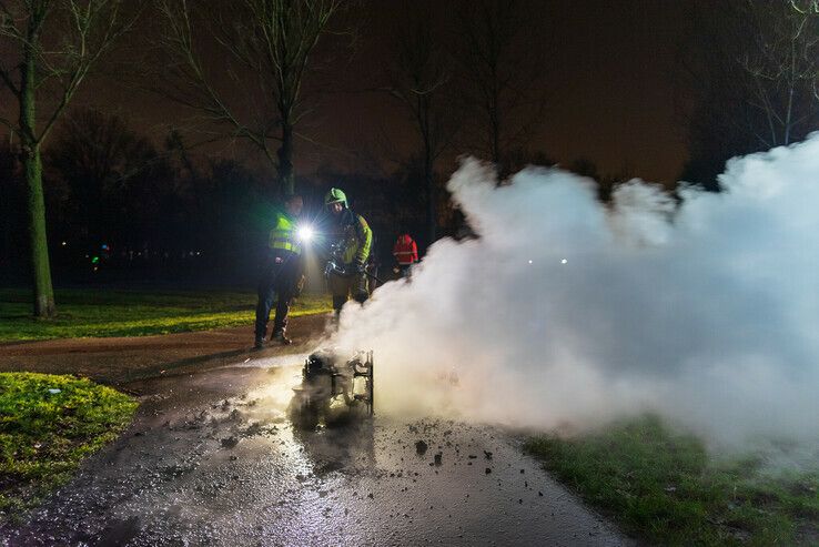 Scooter gaat in vlammen op in Assendorp - Foto: Peter Denekamp