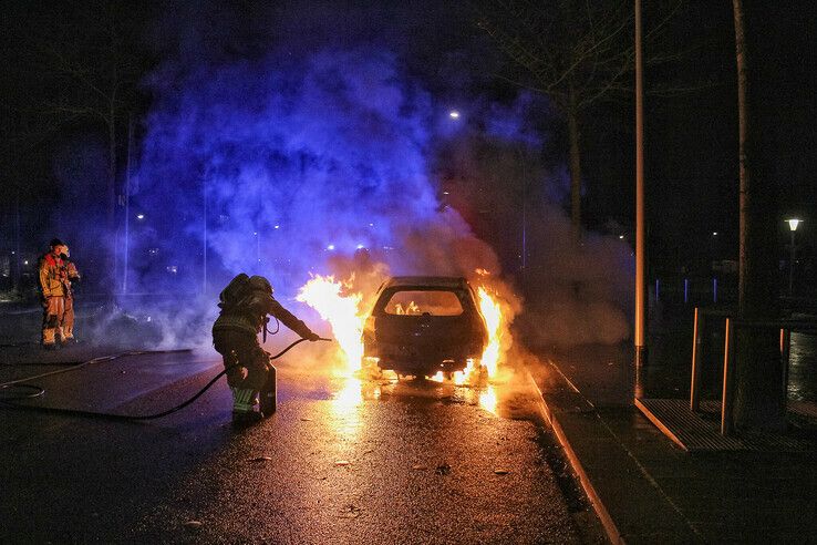 Auto brandt volledig uit in Stadshagen - Foto: Ruben Meinten