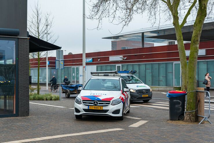 Vijf mannen met drugs aangehouden bij station Zwolle - Foto: Peter Denekamp