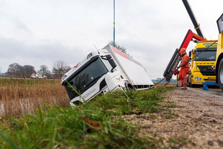 Vrachtwagen glijdt van spiegelgladde Kanaalweg, chauffeur komt met schrik vrij - Foto: Peter Denekamp