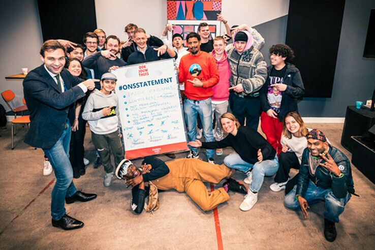 Staatssecretaris VWS Maarten van Ooijen schrijft samen met jongeren van De Fakkelteit een rap - Foto: Christein van Hoffen