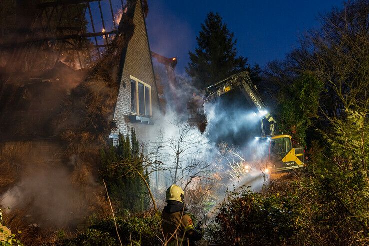 Bovenverdieping gaat verloren bij brand woning begraafplaats Kranenburg - Foto: Peter Denekamp