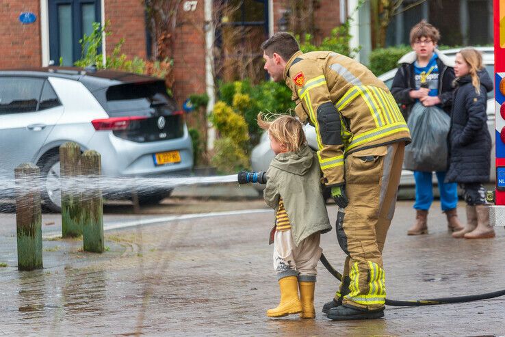 Brandweer zaagt gevaarlijke takken uit boom in Assendorp - Foto: Peter Denekamp
