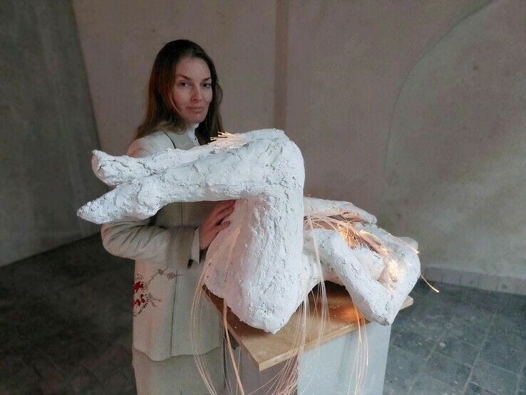 Nora Kastein met haar kunstwerk '"I am a Portal" - Foto: MarkiekusGo
