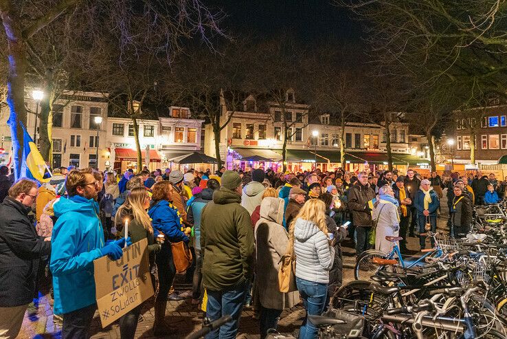 Zwolle is solidair met Oekraïne, honderden lopen mars voor vrede - Foto: Peter Denekamp