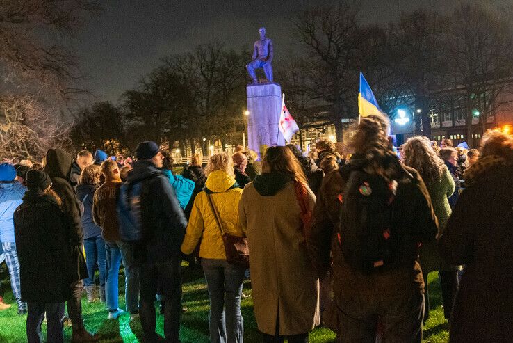 Zwolle is solidair met Oekraïne, honderden lopen mars voor vrede - Foto: Peter Denekamp