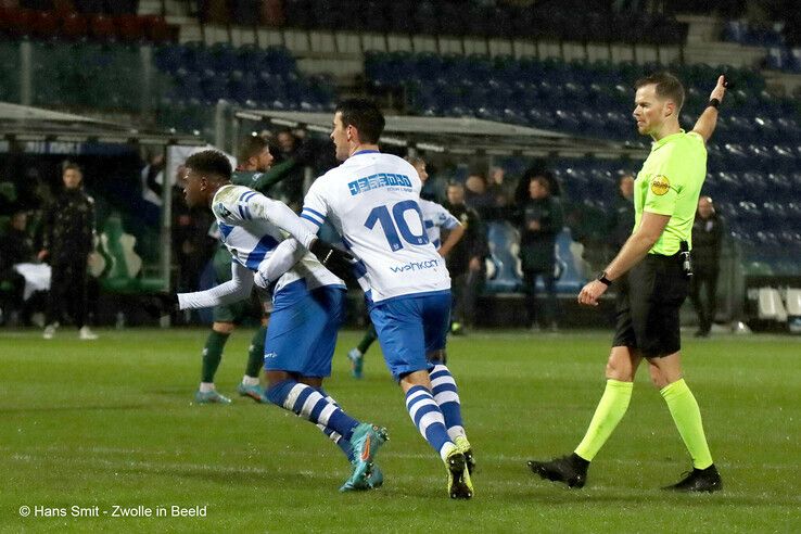 Zwolle knokt zich met tien man tot een punt
