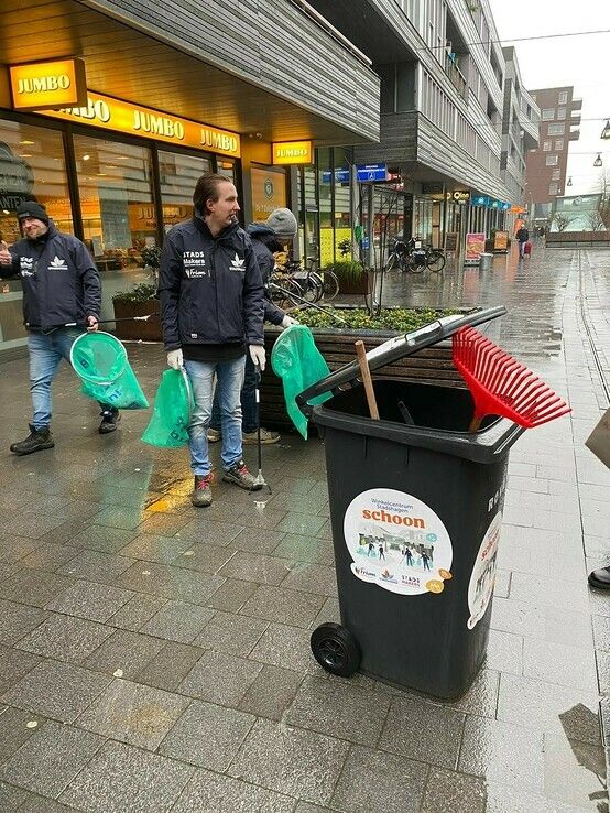 Team Frion houdt winkelcentrum Stadshagen schoon - Foto: Frion