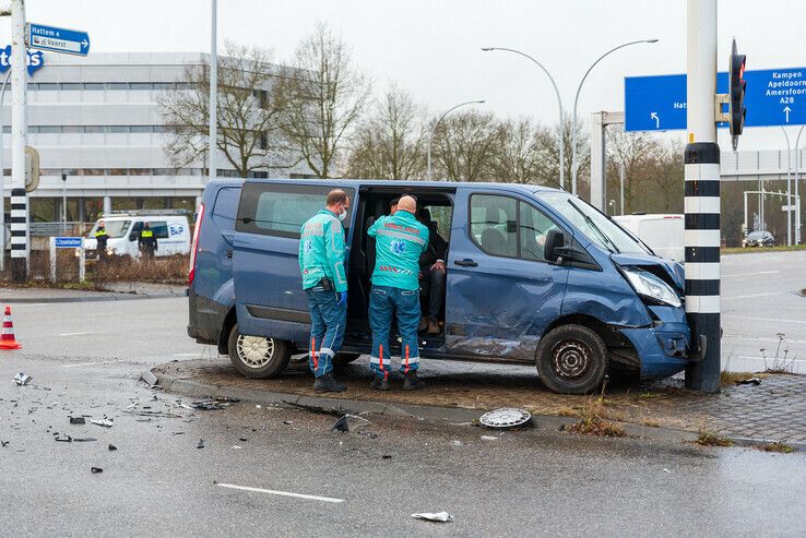 Flinke schade door botsing op IJsselallee - Foto: Peter Denekamp