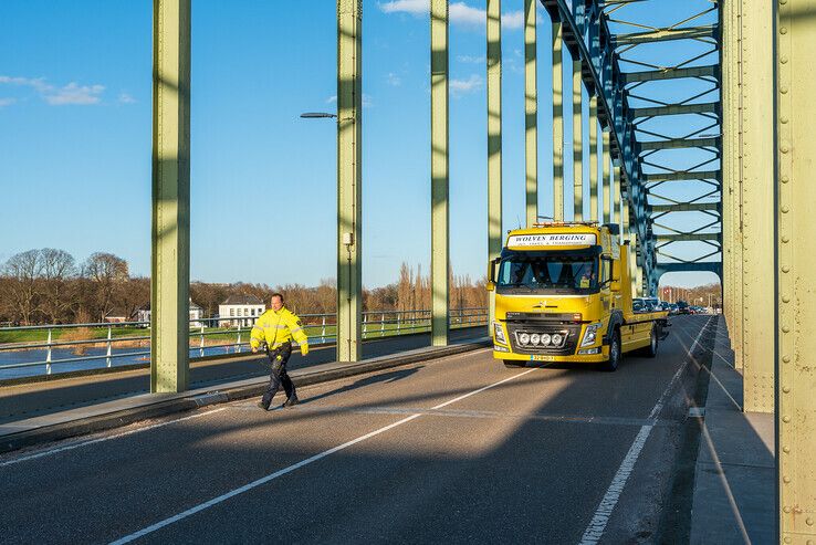 Flinke verkeershinder door kop-staartbotsing op IJsselbrug - Foto: Peter Denekamp