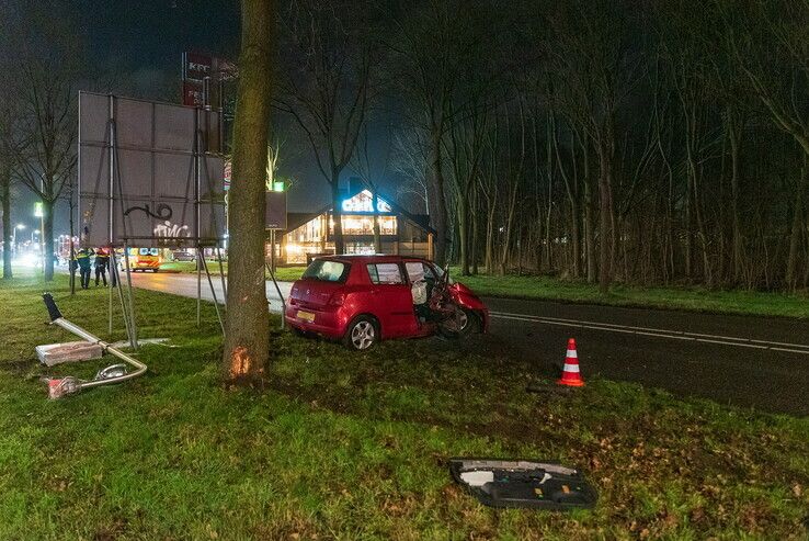 Auto botst tegen boom, twee gewonden en bestuurster aangehouden - Foto: Peter Denekamp