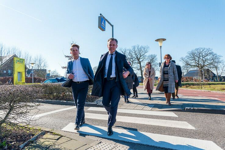 Verkeersminister bezoekt ‘gevaarlijke’ kruising in Stadshagen - Foto: Peter Denekamp