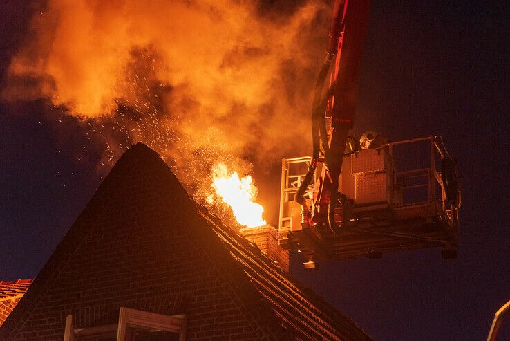 Flinke schoorsteenbrand in Diezerpoort - Foto: Peter Denekamp