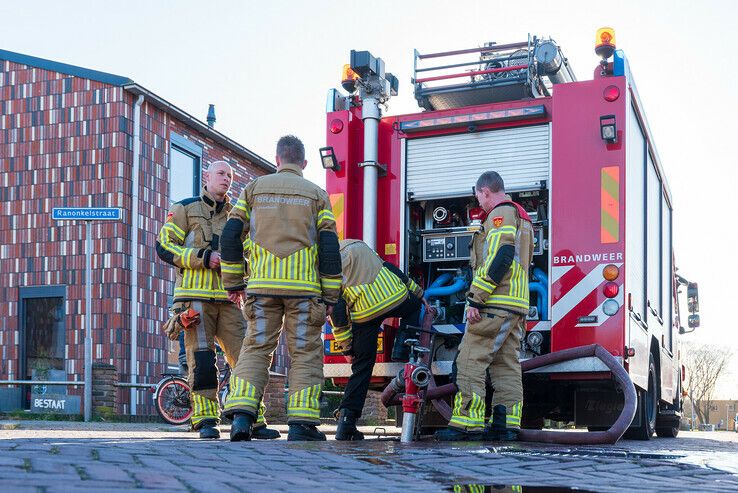 Brandweer blust containerbrand in de Pierik - Foto: Peter Denekamp
