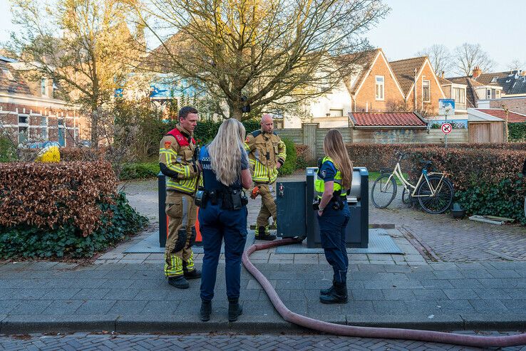 Brandweer blust containerbrand in Assendorp - Foto: Peter Denekamp