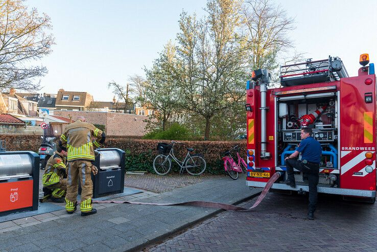 Brandweer blust containerbrand in Assendorp - Foto: Peter Denekamp