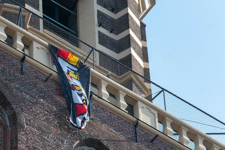 Go Ahead Eagles fans hangen spandoeken aan Peperbus - Foto: Peter Denekamp