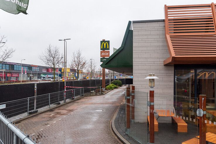 Bezoekers verlaten in blinde paniek McDonald’s na liquidatie, een verdachte aangehouden - Foto: Peter Denekamp