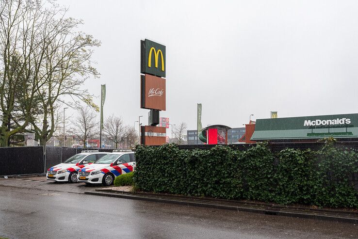 Bezoekers verlaten in blinde paniek McDonald’s na liquidatie, een verdachte aangehouden - Foto: Peter Denekamp