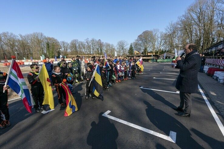 Burgermeester Peter Snijders spreekt de kinderen toe tijdens de rijdersparade - Foto: Thomas Bakker