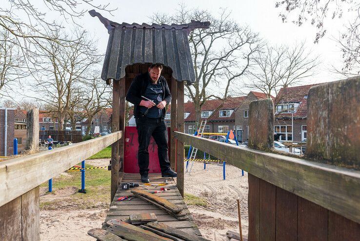 Afgekeurd speelkasteel afgebroken in Zeeheldenbuurt - Foto: Peter Denekamp