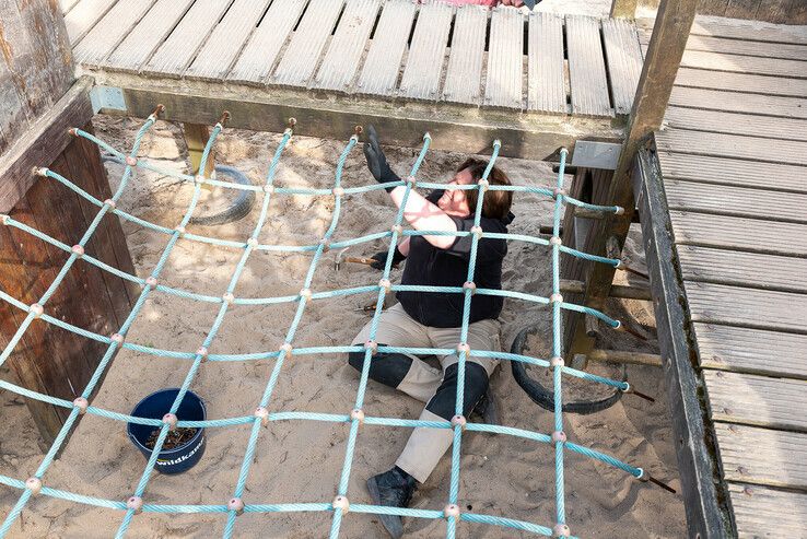 Afgekeurd speelkasteel afgebroken in Zeeheldenbuurt - Foto: Peter Denekamp