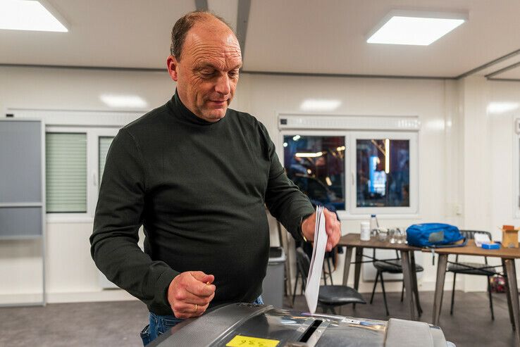 Burgemeester Snijders stemt in IJsselhallen bij indoor-kartbaan - Foto: Peter Denekamp