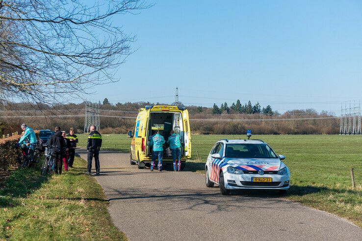 Wielrenner valt in sloot na botsing in Zwolle-Zuid - Foto: Peter Denekamp