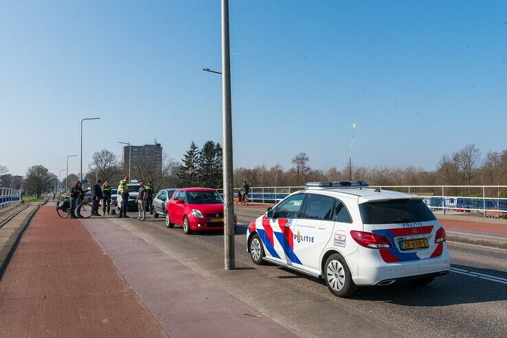 Drie auto’s botsen op elkaar op Weteringbrug - Foto: Peter Denekamp