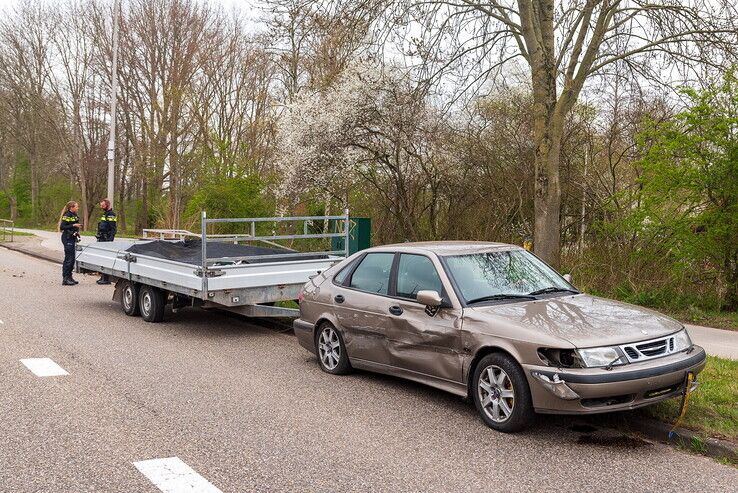 ‘Daar gaat mijn oude Saab’, weer gaat het mis op Middelweg bij Bachlaan - Foto: Peter Denekamp
