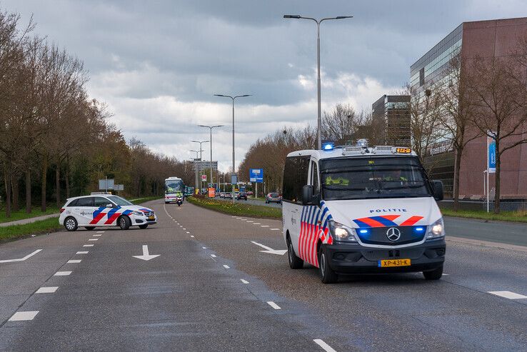 PEC Zwolle supporters proberen uitvak met Go Ahead Eagles supporters te bestormen - Foto: Peter Denekamp