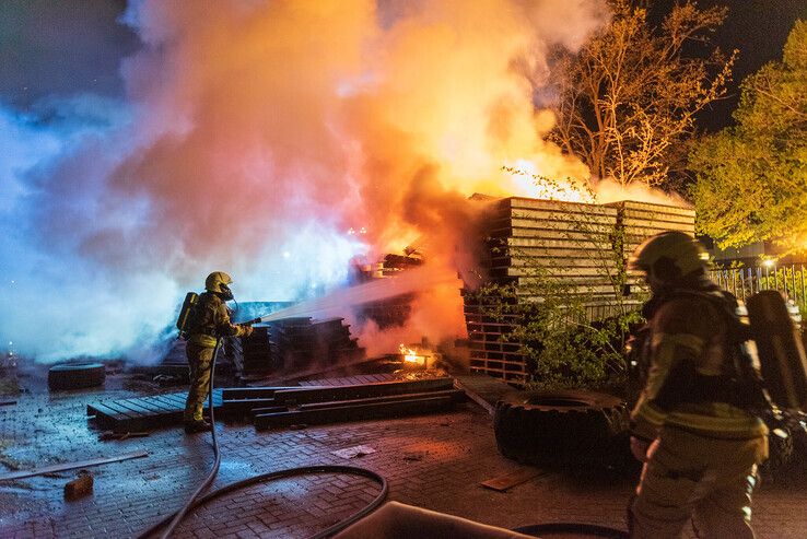 Flinke buitenbrand in Kamperpoort - Foto: Peter Denekamp