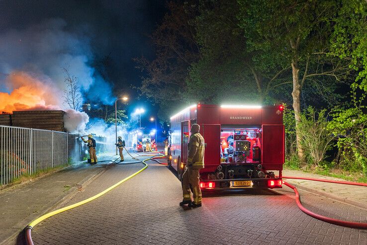 Flinke buitenbrand in Kamperpoort - Foto: Peter Denekamp