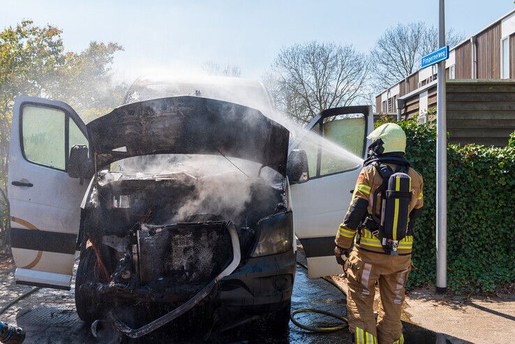 Taxibus vliegt in brand: “Gelukkig zaten er geen rolstoelers meer in” - Foto: Peter Denekamp