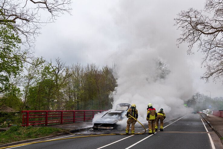 Echtpaar ziet hun BMW binnen drie minuten in vlammen opgaan - Foto: Peter Denekamp
